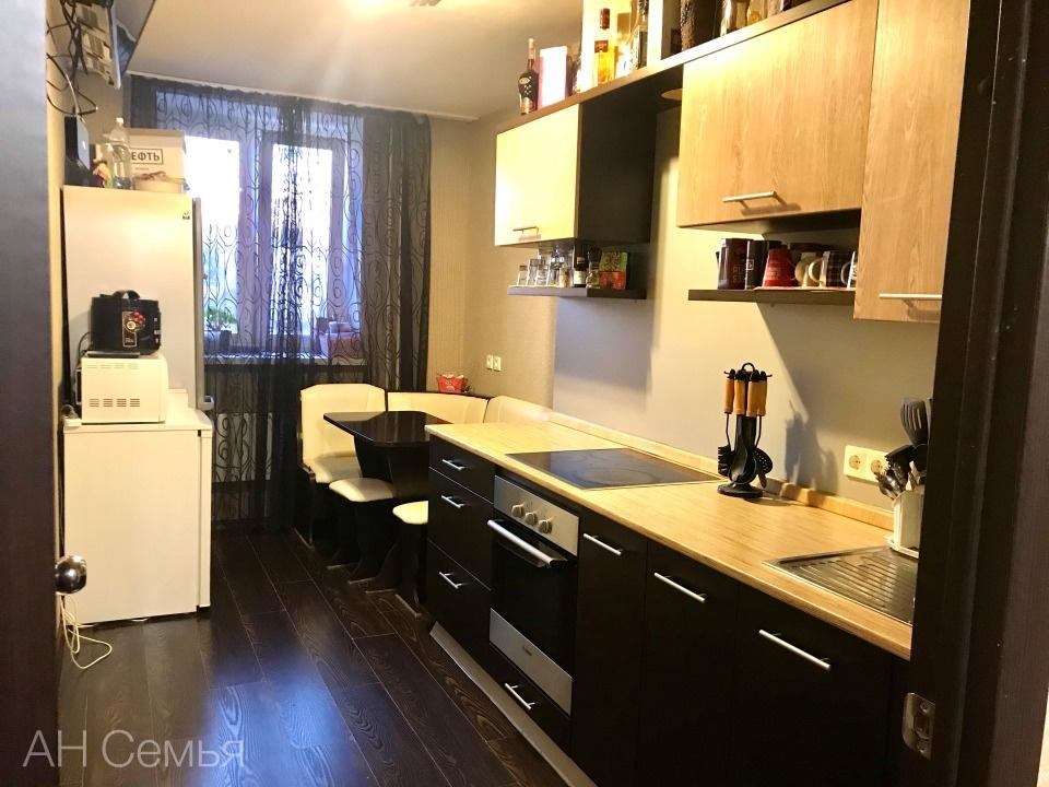 Продается отличная квартира в прекрасном районе, рядом лес. Удобное расположение дома: рядом остановки общественного транспорта, возле дома детский сад, школа, продуктовые магазины.
В квартире сделан ремонт, возможность заехать без дополнительных вложений. Просторная квартира.
При продаже остается к