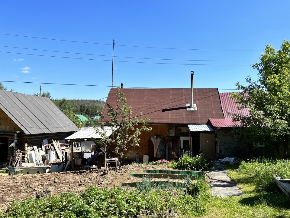 Продается жилой дом 44,5 кв.м. на земельном участке ( под индивидуальное жилищное строительство)  в п. Исеть по ул. Нагорная, 39 в самом живописном месте. 

Жилой дом для круглогодичного проживания, скважина 35 м, в доме есть водонагреватель. 

Земельный участок 12 соток правильной формы - находится