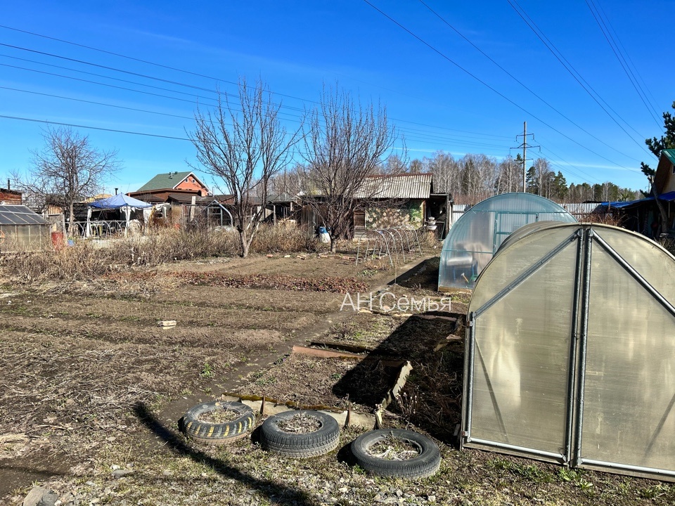 Продается земельный участок площадью 4,7 соток, расположенный в живописном районе на окраине города, прекрасное место для отдыха вашей семьи. 
До самого СНТ проложена асфальтированная дорога, с тротуаром для пешеходов и освещением, а так же есть возможность до ехать до места на местном кольцевом авт