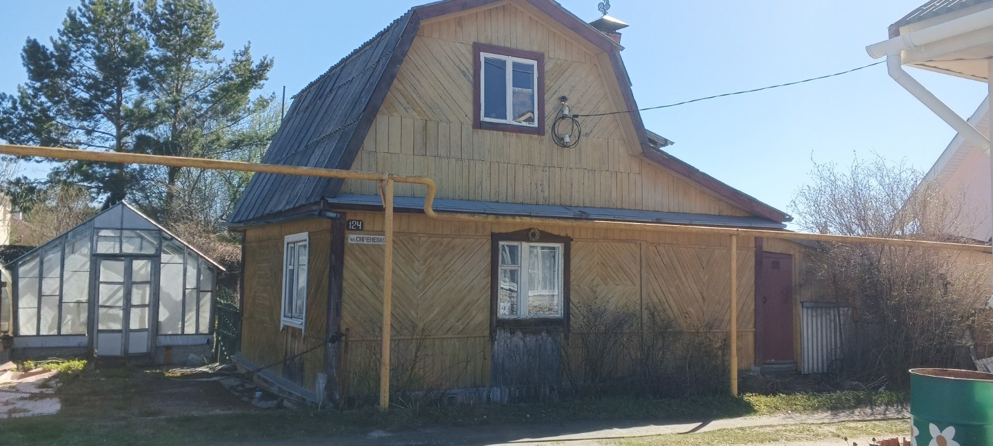 На продажу представлен садовый участок  и зарегистрированный жилой дом. В саду можно проживать круглогодично. По саду проходит газопровод, но в наш дом, газ не заведен. Рядом озеро Балтым, в 5 минутах до озера.  В шаговой доступности супермаркеты, детские сады, школы. Практически центр поселка Балты