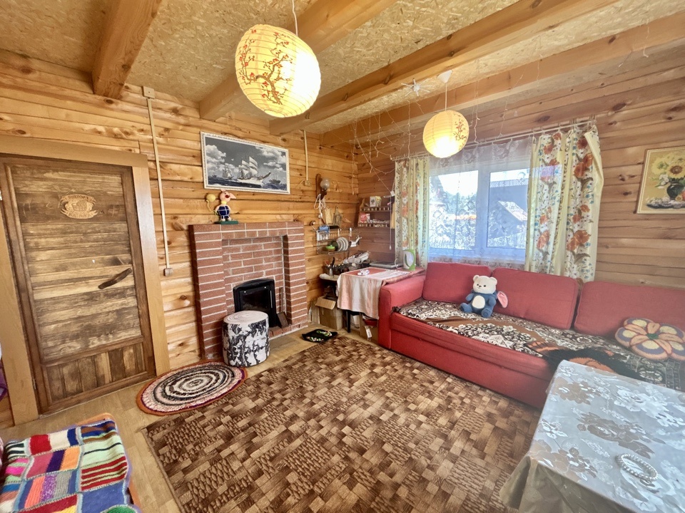 Продаётся уютный загородный дом-баня площадью 50 м² на участке 2,5 сотки в уютном саду, рядом с мкр Пихтовый. 

Сад находится в черте города, в шаговой доступности сетевые магазины Магнит, Монетка Верный, аптеки, школы и садики. В СНТ круглогодично проживают семьи, дороги чистят. Въезд в сад