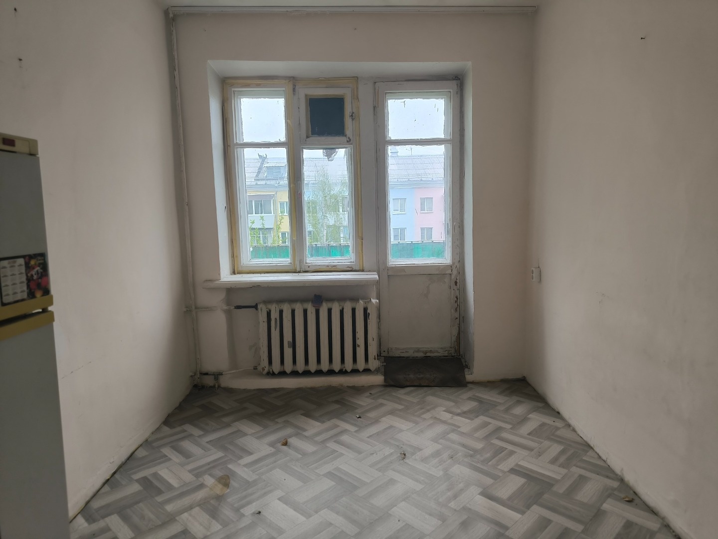 Вашему, вниманию, на продажу, представлена не большая уютная комната, которая расположена на 3 этаже 3 этажного  дома. Комната в общежитии коридорного типа, с местами общего пользования - ванна, туалет, кухня. чистота и порядок поддерживаются, соседи адекватные. 
Комната в хорошем состоянии, с балко