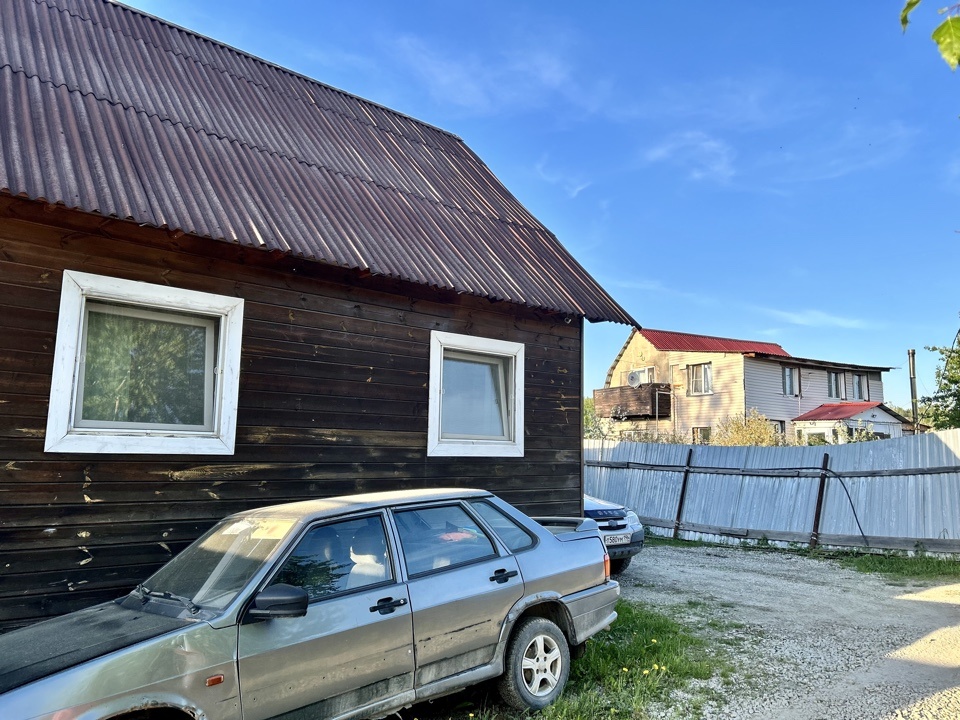 Продается деревянный каркасный ДОМ 58 кв. м. для круглогодичного проживания, участок 5 сот. ( межевание есть) и НОВАЯ баня 25 кв. м. в Среднеуральске в СНТ Энергетик-1.

ДОМ 2 этажа, жилая площадь 37 кв.м. с чистовой отделкой внутри.

1 этаж - кухня-гостиная, тамбур, санузел с душевой кабиной.

Из к