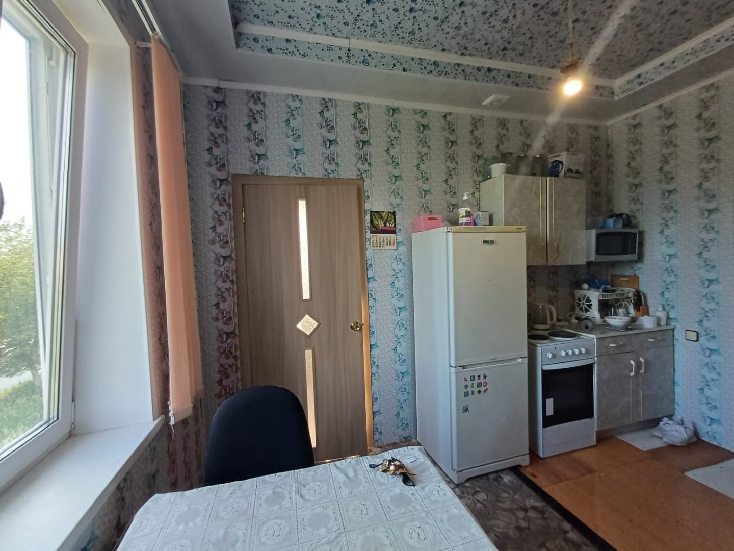 

Продаются 3 смежные комнаты 28,7 м² в 4-комнатной квартире.

Ключевые преимущества: 
Просторные комнаты!  
Готово для заселения – хороший ремонт, мебель остаётся, пластиковые окна.  
Удобное расположение – 2-й этаж, рядом магазины, школы, садики, парк и озеро. Остановки в шаговой доступности.  
Пе