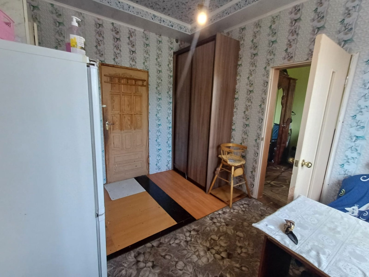 

Продаются 3 смежные комнаты 28,7 м² в 4-комнатной квартире.

Ключевые преимущества: 
Просторные комнаты!  
Готово для заселения – хороший ремонт, мебель остаётся, пластиковые окна.  
Удобное расположение – 2-й этаж, рядом магазины, школы, садики, парк и озеро. Остановки в шаговой доступности.  
Пе