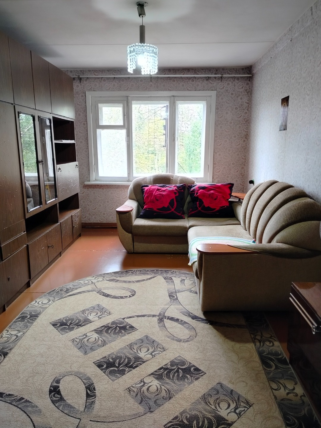 Срочно! Продам квартиру в экологически чистом районе, не большой поселок  городского типа, квартира чистенькая без евро ремонта. Но заезжай и живи. Реальному покупателю торг.
