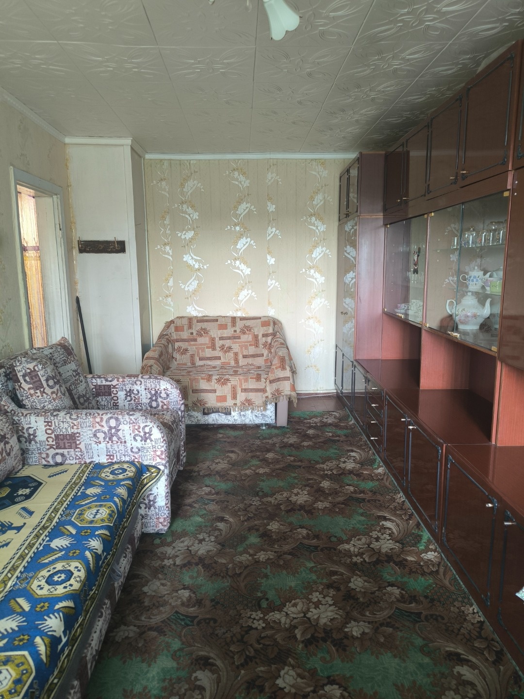 В продаже однокомнатная квартира на втором этаже пятиэтажного кирпичного дома.
Квартира требует ремонта, что позволяет сделать ремонт по своему вкусу. 
В квартире установлены пластиковые окна, балкон застеклен, есть счетчики на воду.
Дом находится в развитом районе города, рядом школы, детские сады,