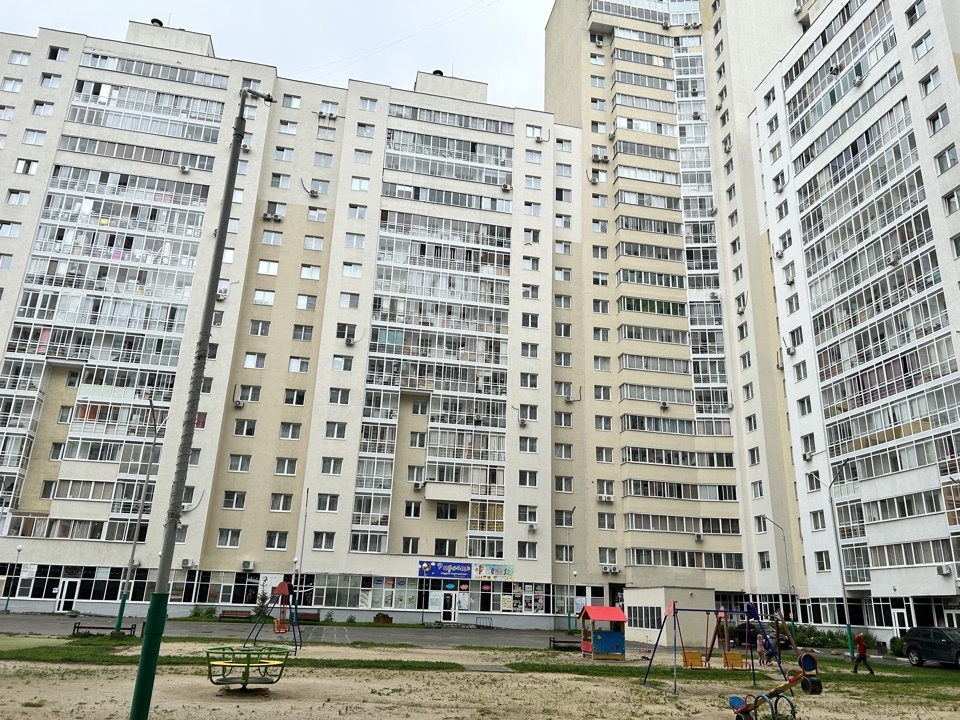 Продается уютная двухкомнатная квартира по адресу: улица Соболева, дом 19. Отличный вариант для комфортного проживания или выгодного вложения средств!
Основные характеристики:
Площадь квартиры: 71.7 м²
Этаж: 11 этаж из 25 этажей
Планировка: две изолированные комнаты, просторная большая кухня, санузе
