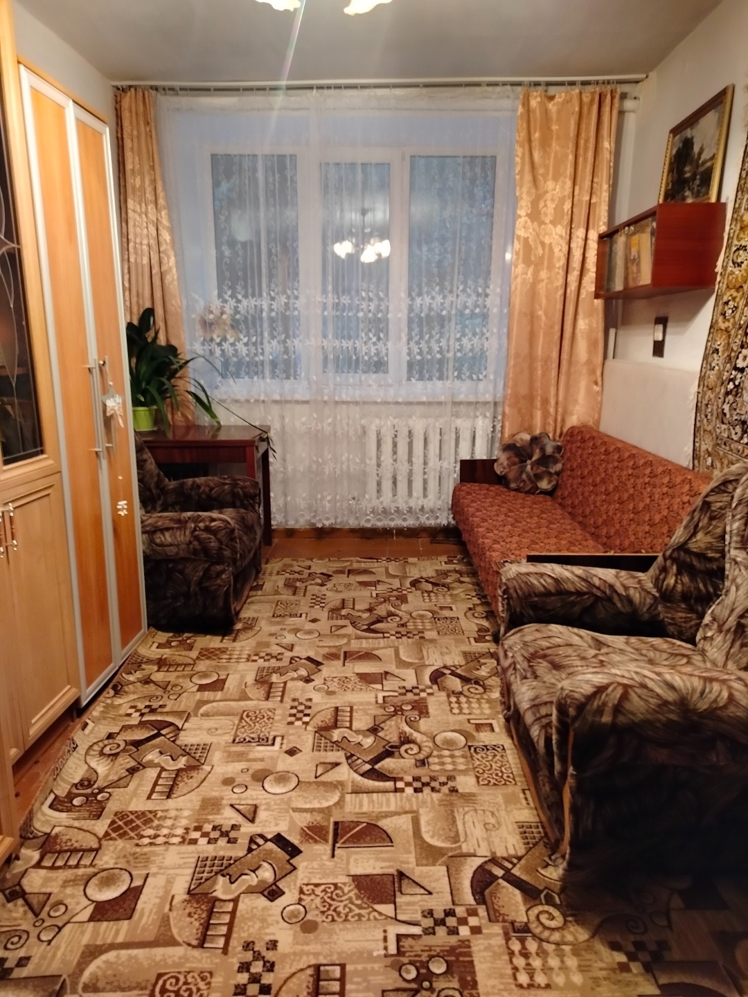 Квартира находится в живописном районе, окруженном лесом, что позволяет наслаждаться природой и собирать грибы и ягоды в сезон.
Состояние:
Квартира в хорошем состоянии, частично остается мебель, что облегчит ваш переезд и сделает жилье более уютным.
Инфраструктура:
В непосредственной близости на