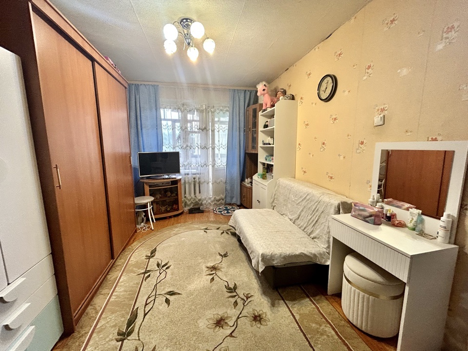 Продается теплая светлая 1-комнатная квартира 33,4 кв. м. на 2 этаже в панельном доме по адресу : г. Среднеуральск. ул. Лесная 4/2.
Квартира с косметическим ремонтом, окна деревянные, балкон застеклен.
В квартире очень тепло и зимой и летом. Радиаторы чугунные.
Дом находится в развитом районе города