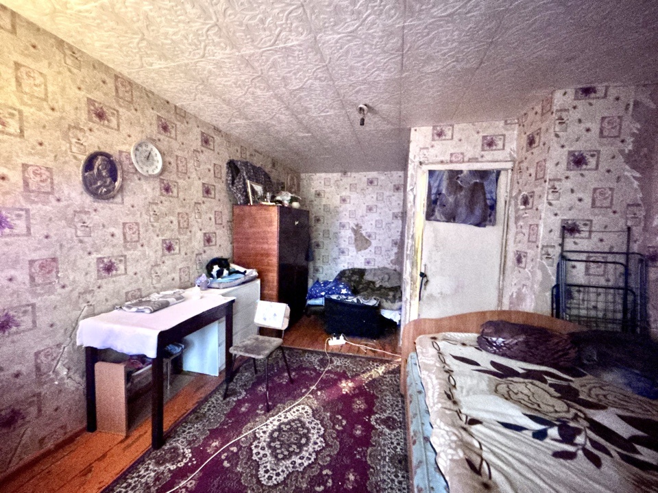 В продаже уютная, теплая однокомнатная квартира с балконом, на втором этаже пятиэтажного дома.
Квартира под ремонт, что позволяет воплотить мечты по оформлению и дизайну своего гнездышка ужу под себя.
Дом находится в тихом спальном районе, с развитой инфраструктурой, все рядом, детский сад, школа, м