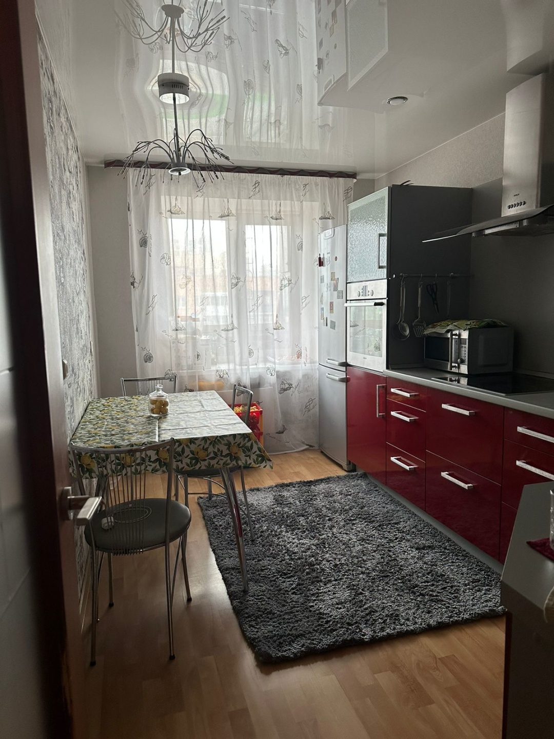 Предлагается к продаже просторная трехкомнатная квартира в престижном Пионерском районе. Дом кирпичный, что гарантирует отличную тепло- и шумоизоляцию. Квартира в хорошем состоянии, полностью готова для комфортного проживания!

Расположение — безусловное преимущество: вся необходимая инфраструктура 