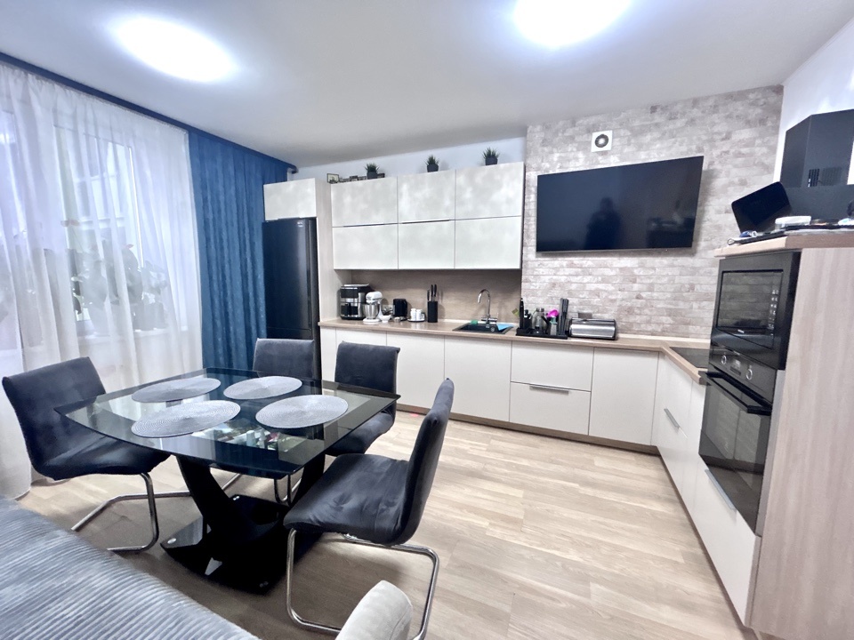 Продается просторная 2-ком. квартира 63,2 кв.м. на 6 этаже в новом доме 2018 года постройки в г. Среднеуральск, Пихтовый 1/6. 

В доме свое ТСЖ, круглосуточное ВИДЕОНАБЛЮДЕНИЕ. Современный и чистый подъезд, доброжелательные соседи.
На территории дома и придомовой территории всегда убирается и соблюд