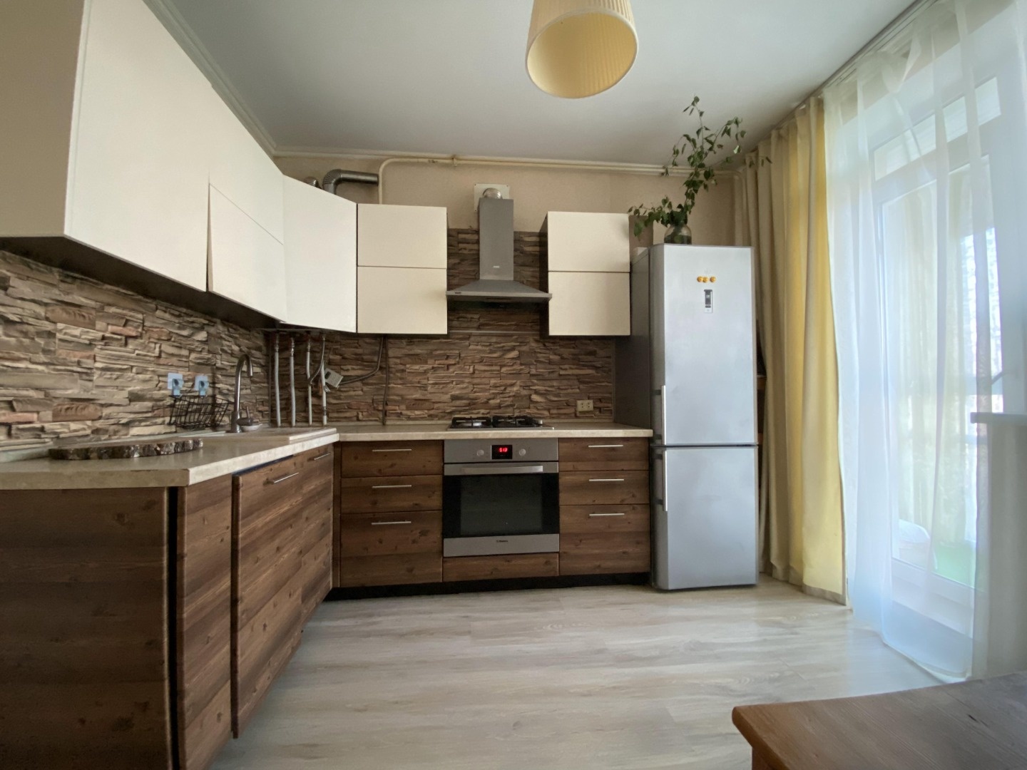  Эргономичная «евро-двушка» с ремонтом в экологически чистом районе. 
Квартира полностью готова для комфортного проживания, без дополнительных вложений. 

Общая площадь: 40,4 м².
Комната:18,3 м².
Кухня-гостинная: 10 м².
Лоджия с панорамным остеклением и видом во двор. 
Солнечная, юго-западная сторон