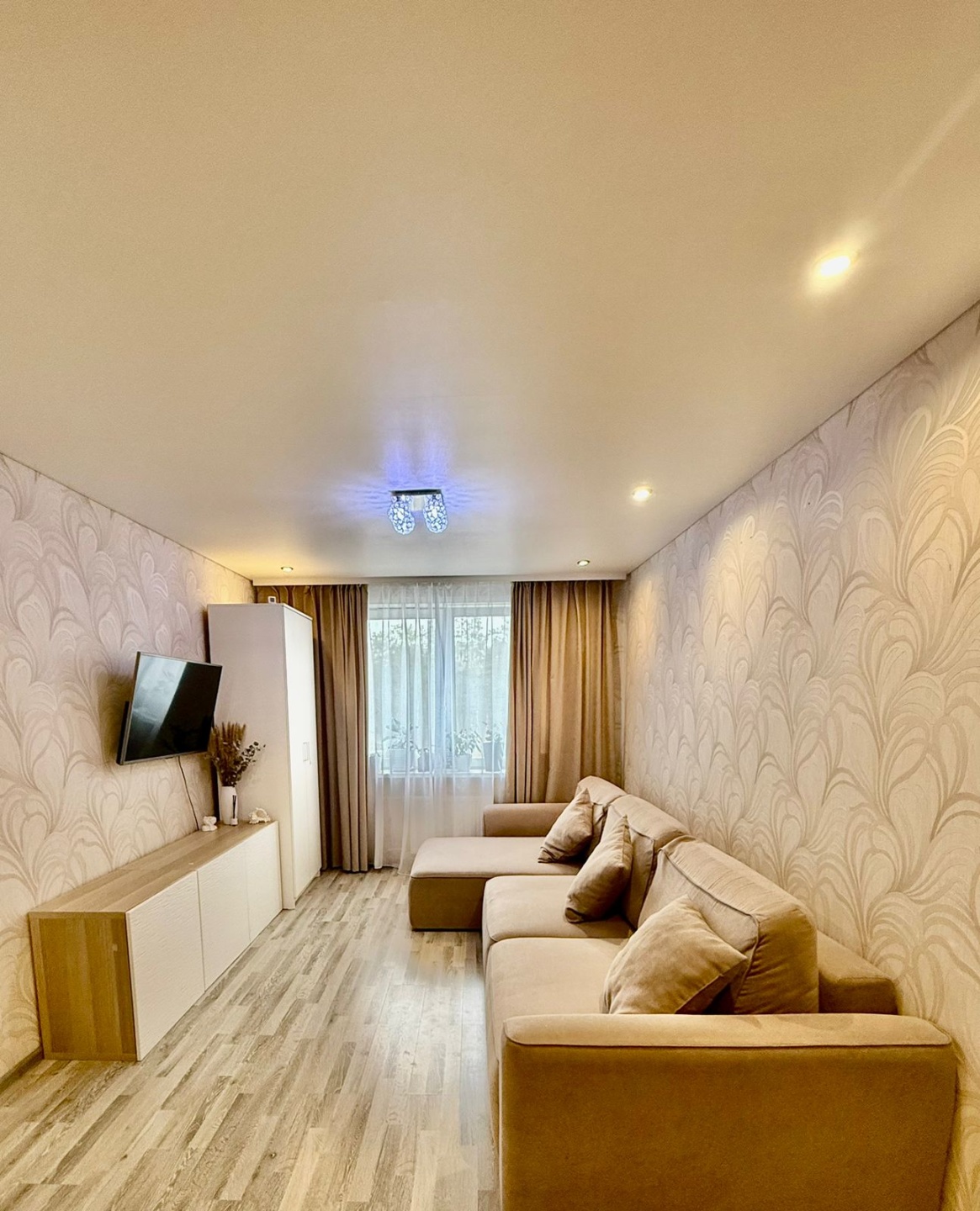 «Евро-двушка» в ЖК «Рифей»

Общая площадь квартиры – 36,1 м2
Комната – 17,7 м2
Кухня-гостинная – 10,6 м2
Прихожая - 3,7 м2
Санузел – 2,49 м2
Лоджия – 2,56 м2

Ремонт с использованием качественных и долговечных материалов.
- На полу ламинит 33 класса,
- Стены оклеены обоями «компакт-винил»,
- Натяжны