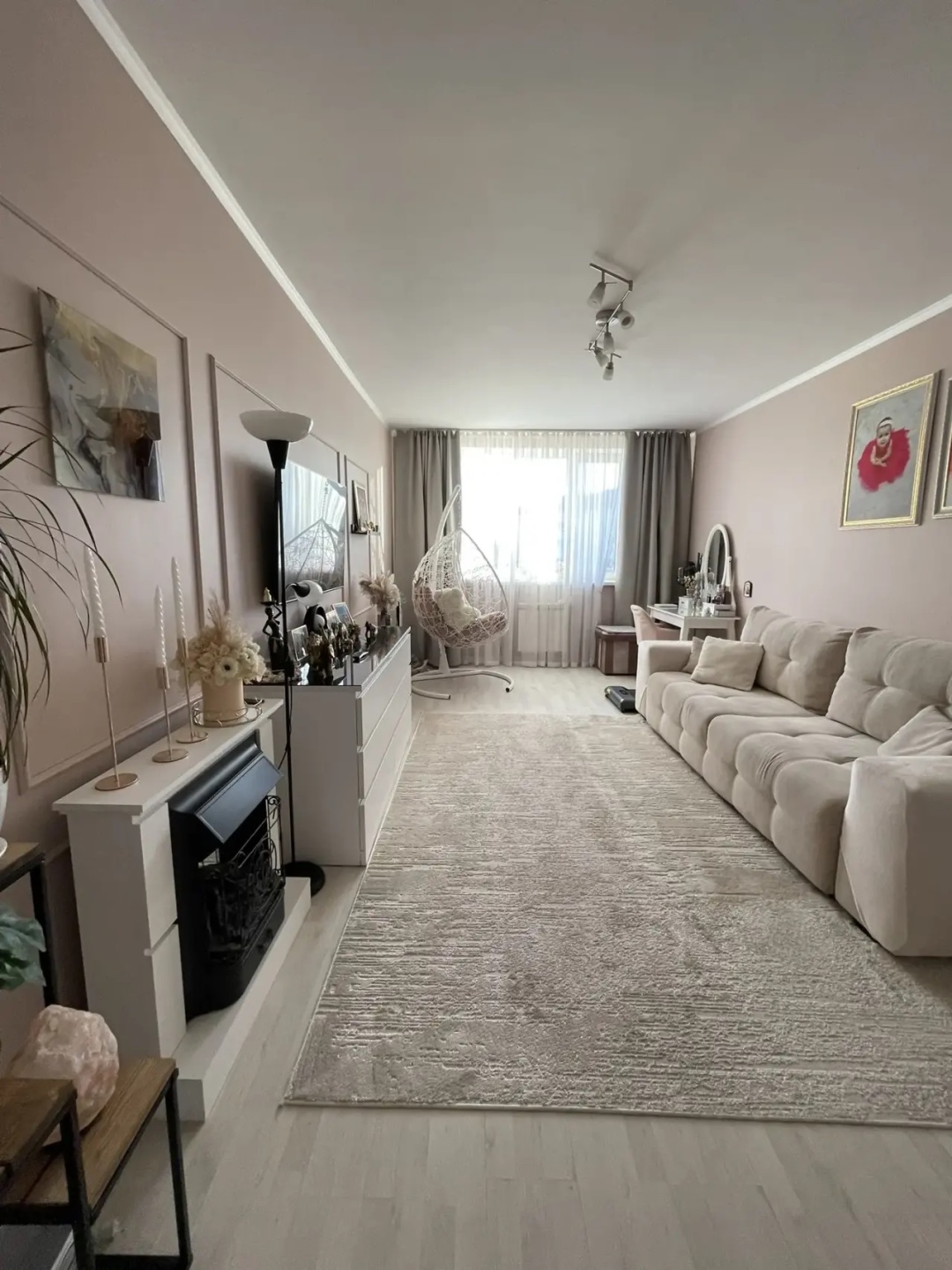 Продается эксклюзивная 1-ком квартира 40,4 кв. м. в ЖК Золотая Горка  с дизайнерским ремонтом в тихом, спокойном месте в окружении леса с прекрасным видом из окна. 
Просторная светлая комната, лоджия с панорамным остеклением, и кафельной плиткой на полу. Большая кухня с функциональным кухонным гар