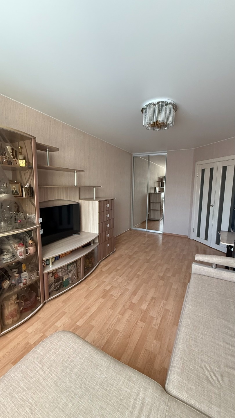 «Евро-двушка» в ЖК «Рифей»

Общая площадь квартиры – 37,2 м2
Комната – 17 м2
Кухня-гостинная – 10,4 м2

Ремонт с использованием качественных и долговечных материалов.
- На полу ламинит 33 класса,
- Стены оклеены обоями «компакт-винил»,
- В прихожей и комнате - встроенные гардеробные,
- Санузел  в ка