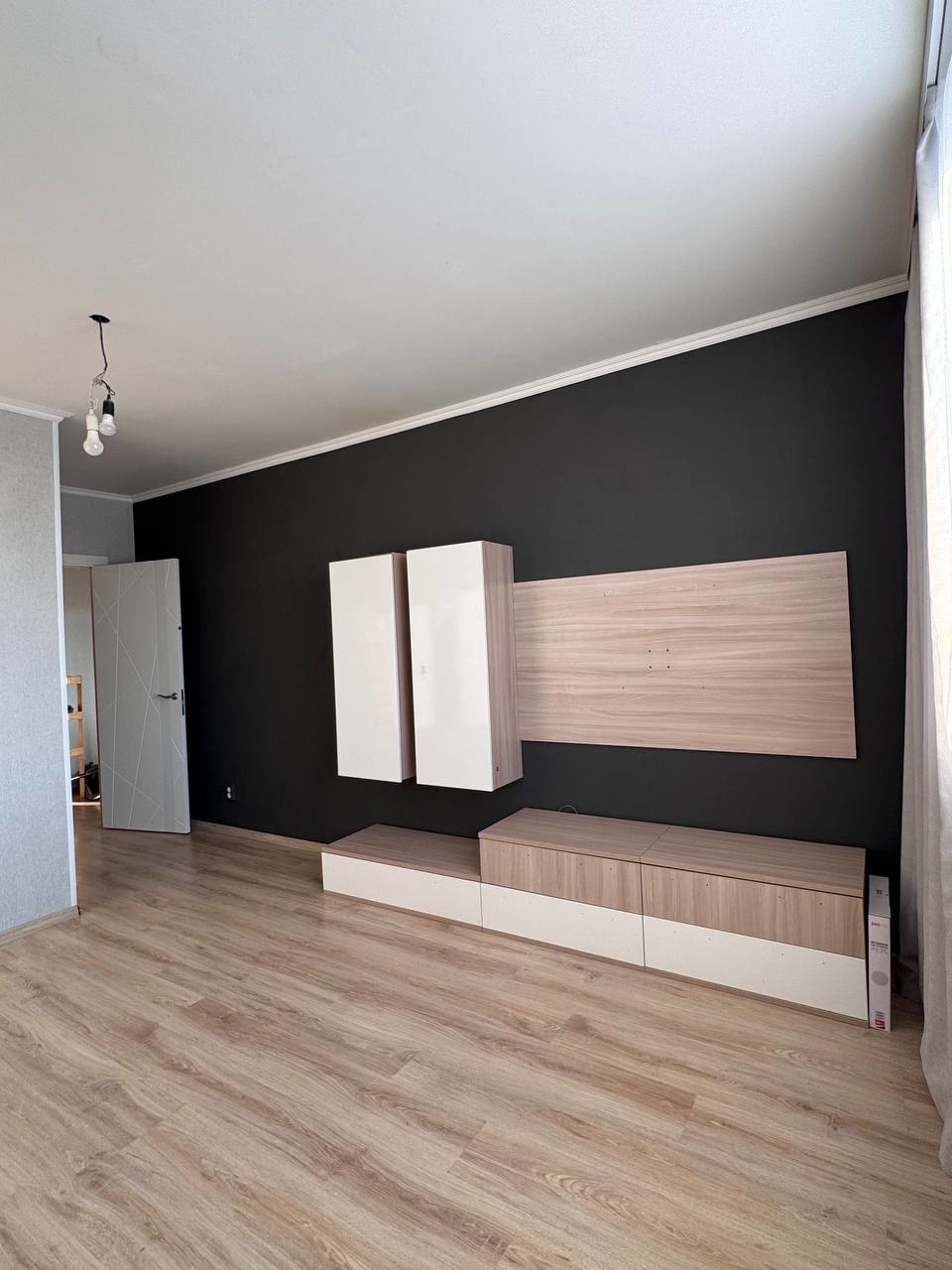 Эргономичная «евро-двушка» с ремонтом в экологически чистом районе. 
Квартира полностью готова для комфортного проживания, без дополнительных вложений. 
Сделан новый ремонт.

Общая площадь: 40,4 м².
Комната:18,3 м².
Кухня-гостинная: 10 м².
Лоджия с панорамным остеклением и видом во двор. 
Солнечная,