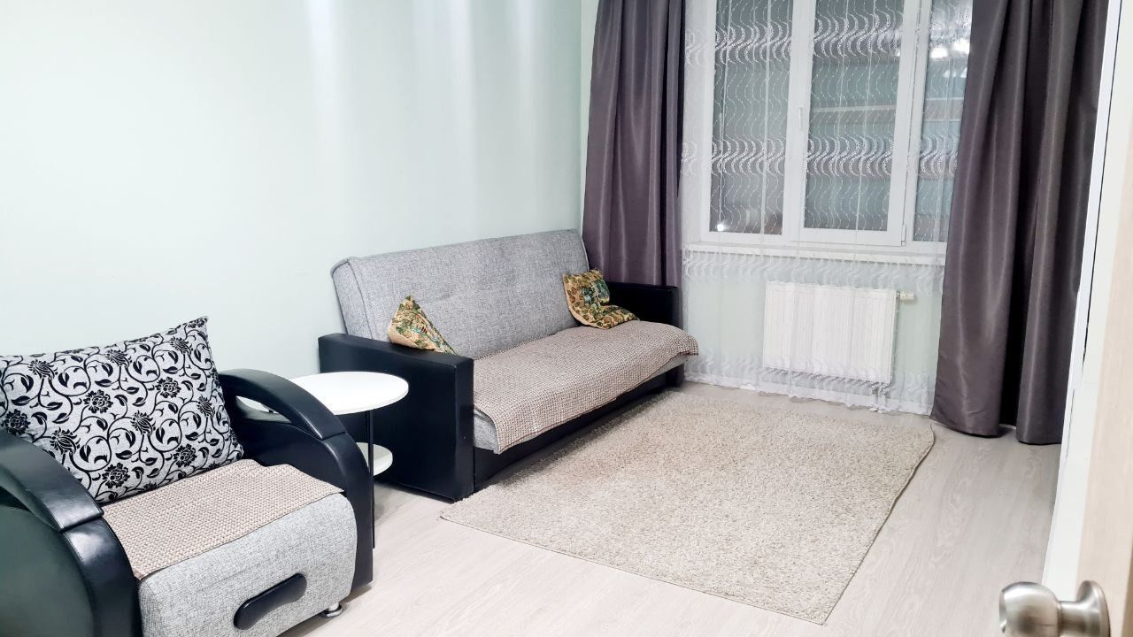 Предлагается в долгосрочную аренду уютная квартира. В квартире есть все необходимое для проживания. Удачная транспортная развязка, вся инфраструктура в шаговой доступности. Приоритет сдачи: граждане РФ. Квартира сдается по договору аренды жилого помещения. При подписании договора оплачивается: 20 00