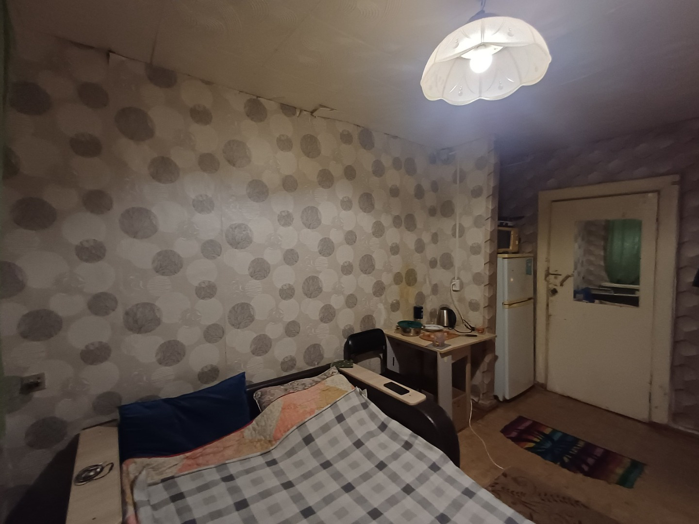 Продается комната в общежитии секционного типа!

Продается уютная комната в общежитии секционного типа. Секция чистая и спокойная, соседи — доброжелательные и отзывчивые люди.

Основные характеристики:
• Комната требует частичного ремонта, что позволит вам реализовать свои идеи и сделать пространств