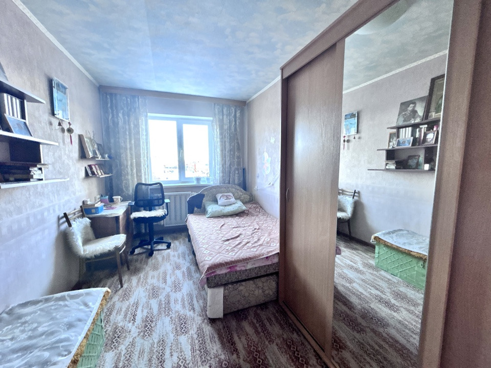 Продается уютная двухкомнатная квартира в кирпичном доме на 4 этаже. Идеальный вариант для старта самостоятельной жизни или для инвестиции.
Плюсы квартиры и локации: Косметический ремонт. Чисто, светло, готово к заселению. Можно въезжать и жить, обновляя интерьер под себя.
Планировка Классическая, и