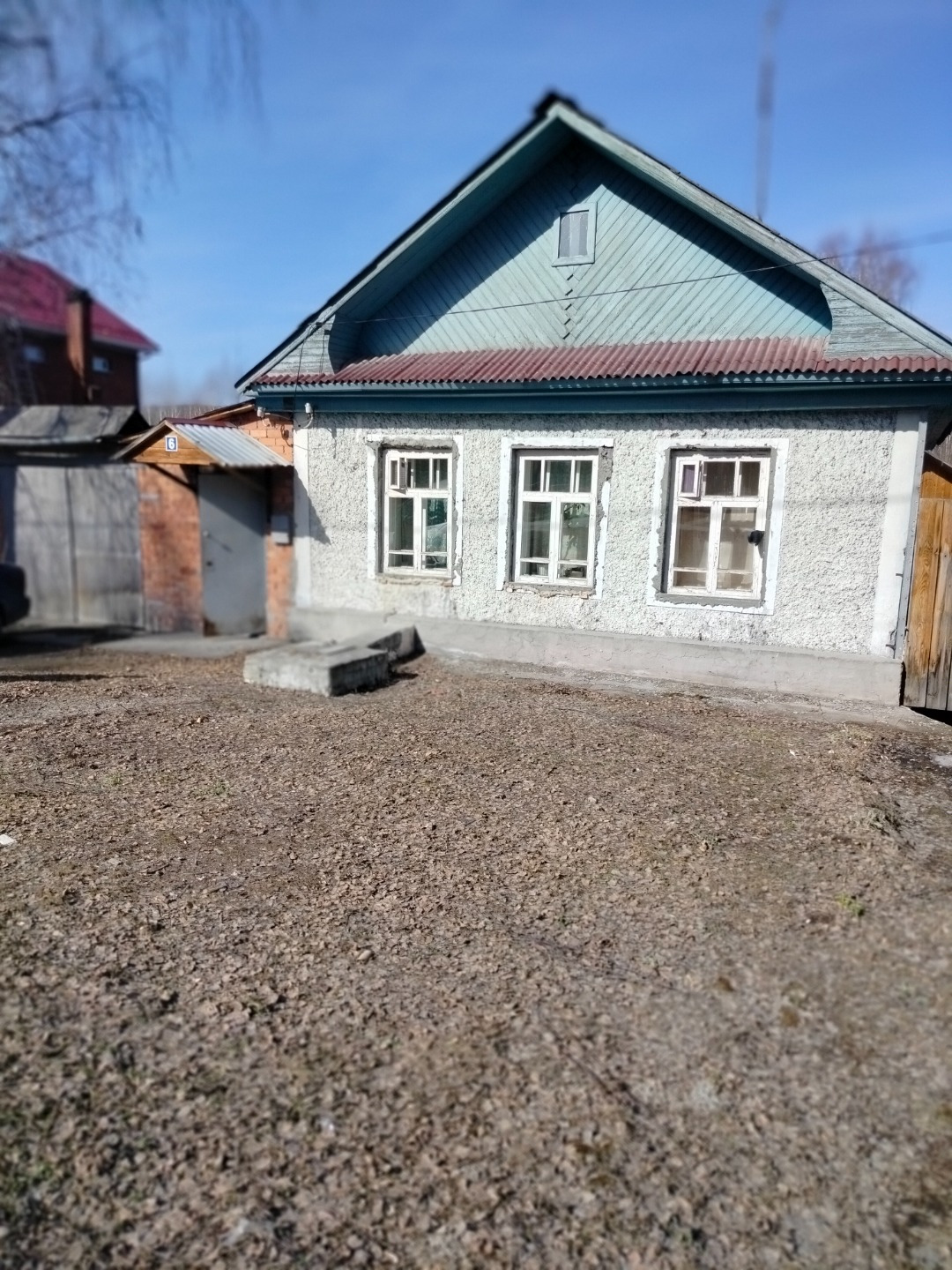 
Продается крепкий, полностью благоустроенный дом в живописном поселке Исеть. Отличное предложение для тех, кто хочет жить на природе с городским комфортом и не переплачивать за коммунальные услуги.

О доме:
• Состояние: Дом требует только косметического ремонта — это отличная возможность сделать ин