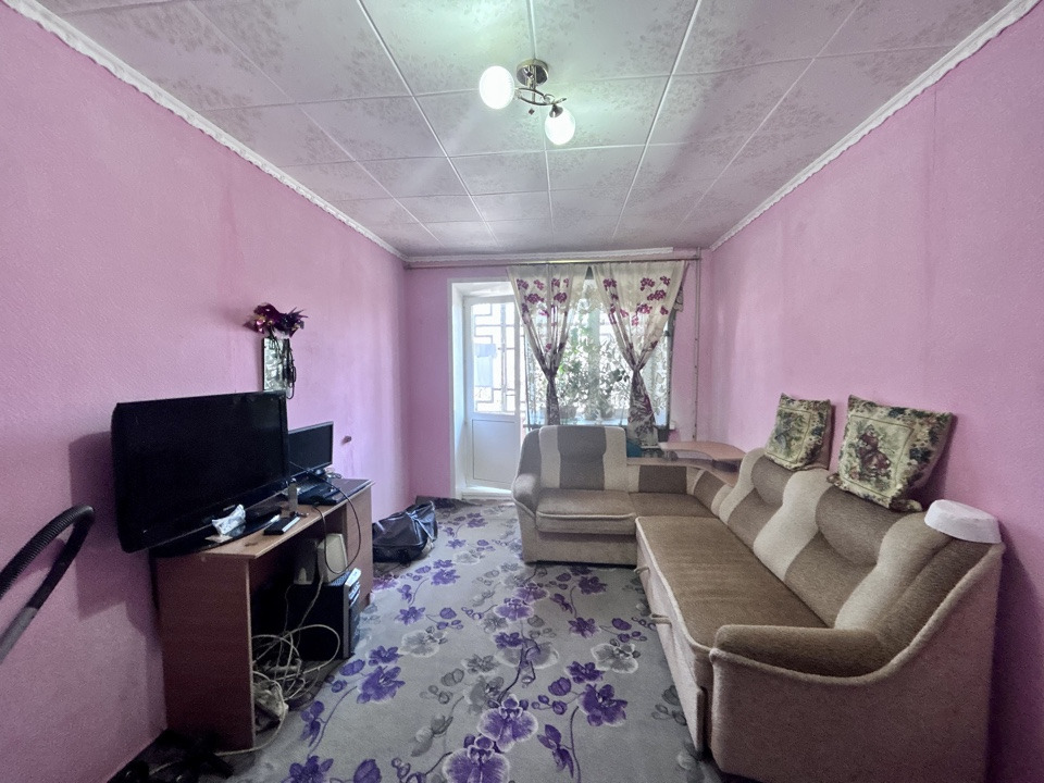 Вашему вниманию, в продаже представлена компактная, уютная, светлая однокомнатная квартира, на 2 этаже пятиэтажного теплого кирпичного дома.
Квартира без ремонта, но пригодна для проживания, окна пластиковые. Можно заехать и делать ремонт на свой вкус и цвет, проявить свои дизайнерские и творческие 