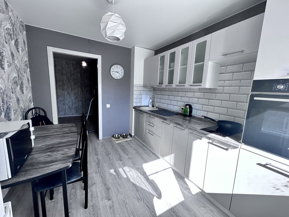 Продаётся уютная двухкомнатная квартира 55,9 м² в г. Среднеуральск, пер. Лесозаводской, 6/4.

Квартира находится на 1 этаже 3-этажного дома. Отличный вариант для семьи, пожилых родителей, молодой пары или для тех, кто не хочет зависеть от лифта и подниматься по лестницам.

Планировка удобная и практ