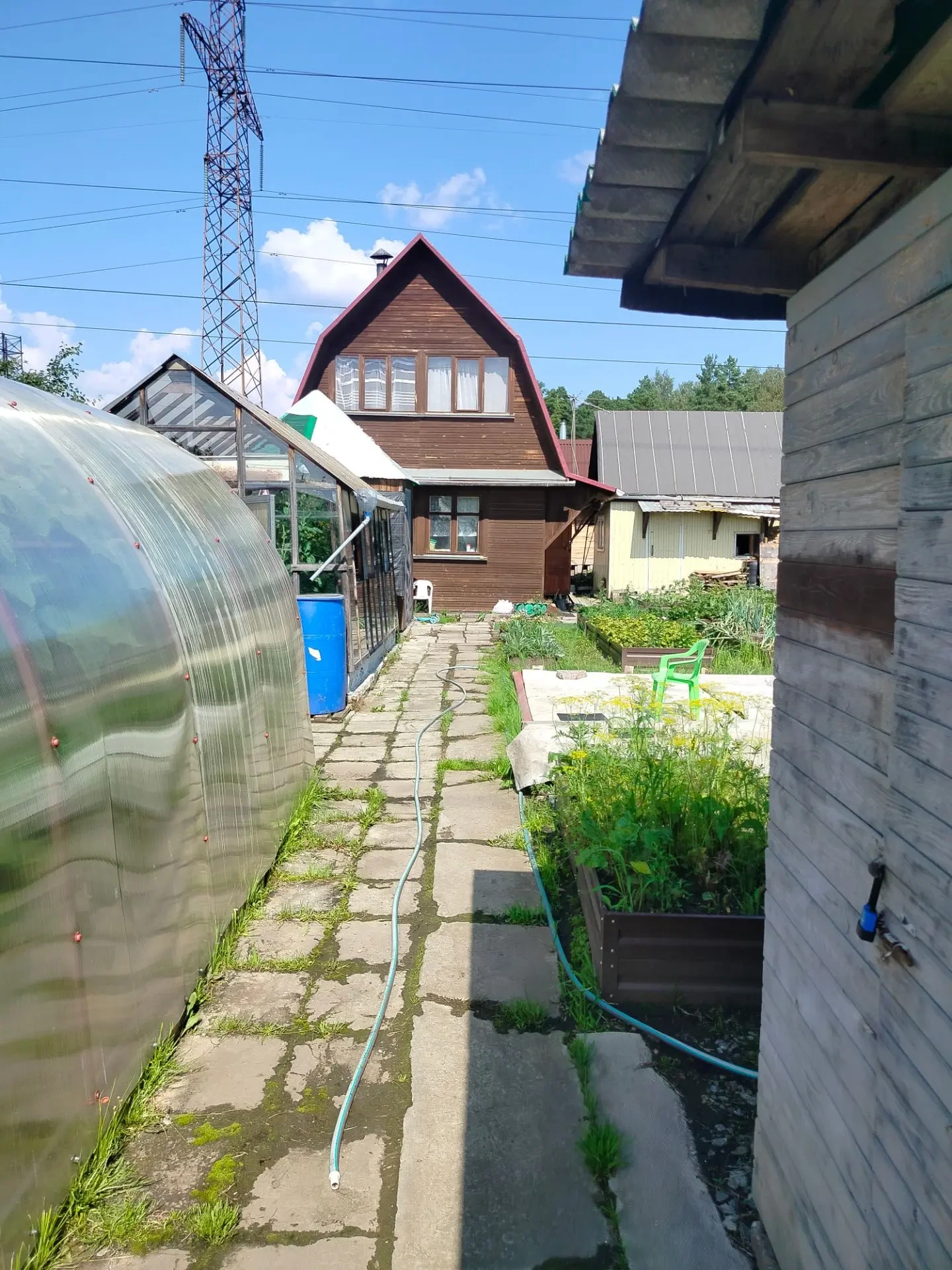Продается двухэтажный дом на ухоженном участке в черте города. Идеальное место для отдыха и садоводства: рядом находится лес, всегда свежий воздух и тишина, но при этом городская инфраструктура в шаговой доступности.Всё, что вы видите на фото и в описании, полностью остаётся новым владельцам!
 О дом