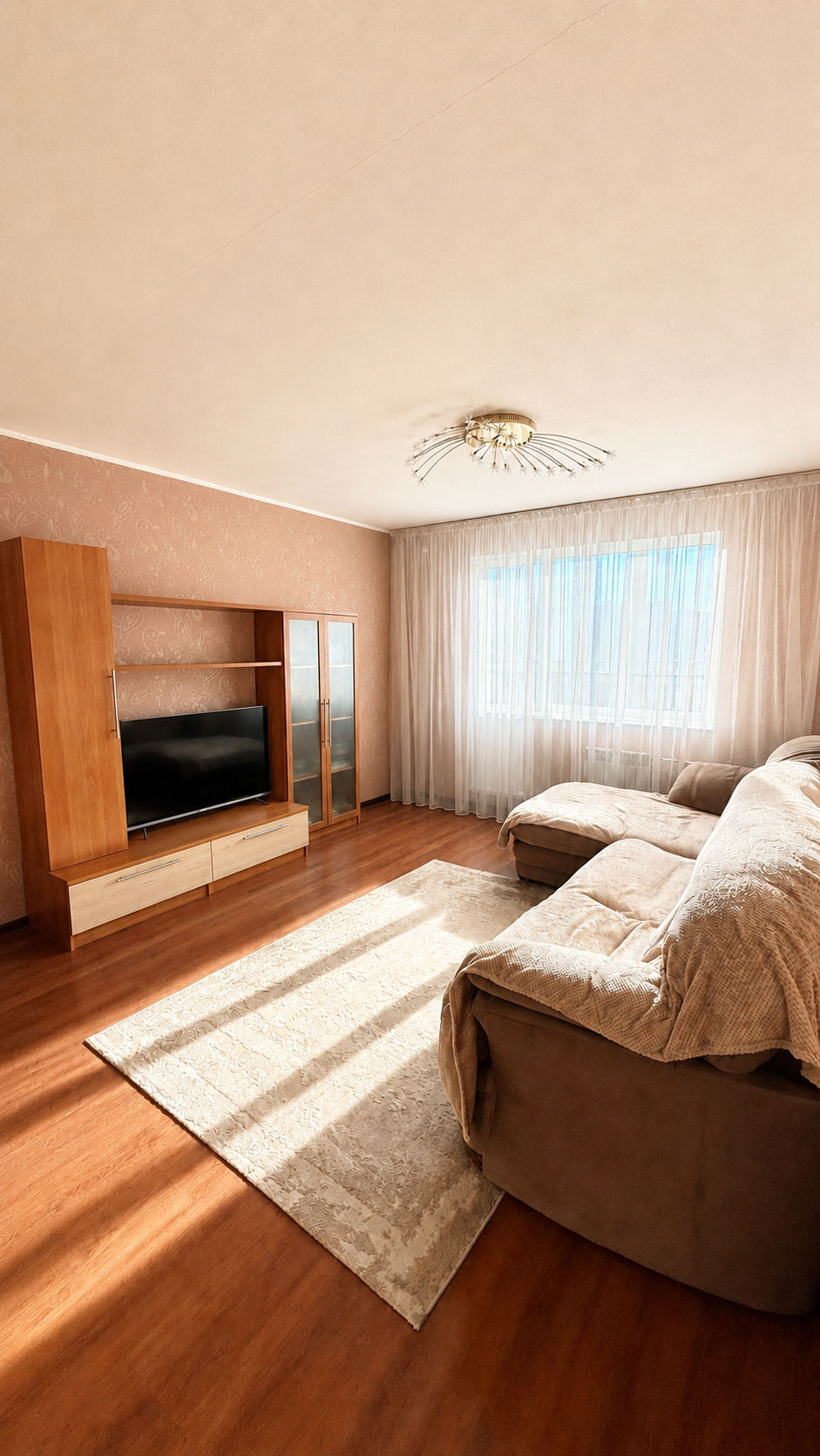 Квартира площадью 62,8 м² на 6-м этаже по адресу: Верхняя Пышма, ул. Уральских Рабочих, 46.
Хороший вариант для семьи: три отдельные комнаты, раздельный санузел, собственная кладовая и удобный средний этаж.

Все комнаты изолированные:
•	гостиная - 16,7 м²;
•	спальня - 11,4 м²;
•	вторая спальня - 11,