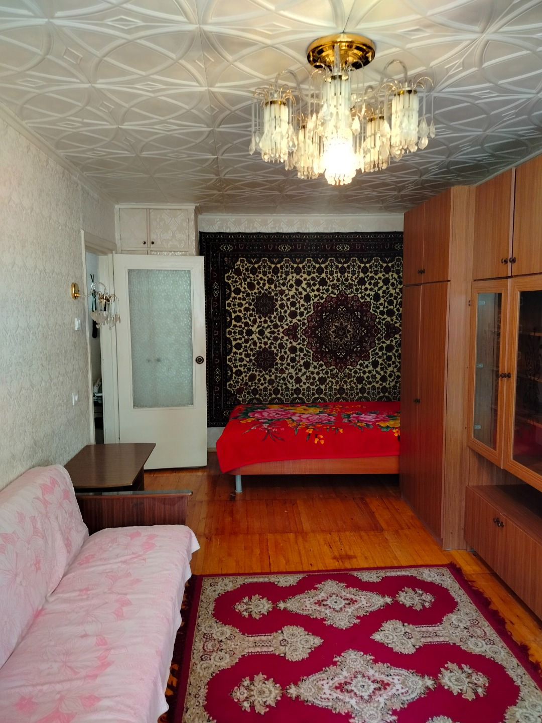 Продается теплая и светлая однокомнатная квартира в одном из самых живописных и экологически чистых мест! Отличный вариант для тех, кто ценит тишину, покой и свежий воздух, не отказываясь от городского комфорта.
📍  Дом расположен в шаговой доступности от живописного озера Исеть. Вокруг раскинулся ве