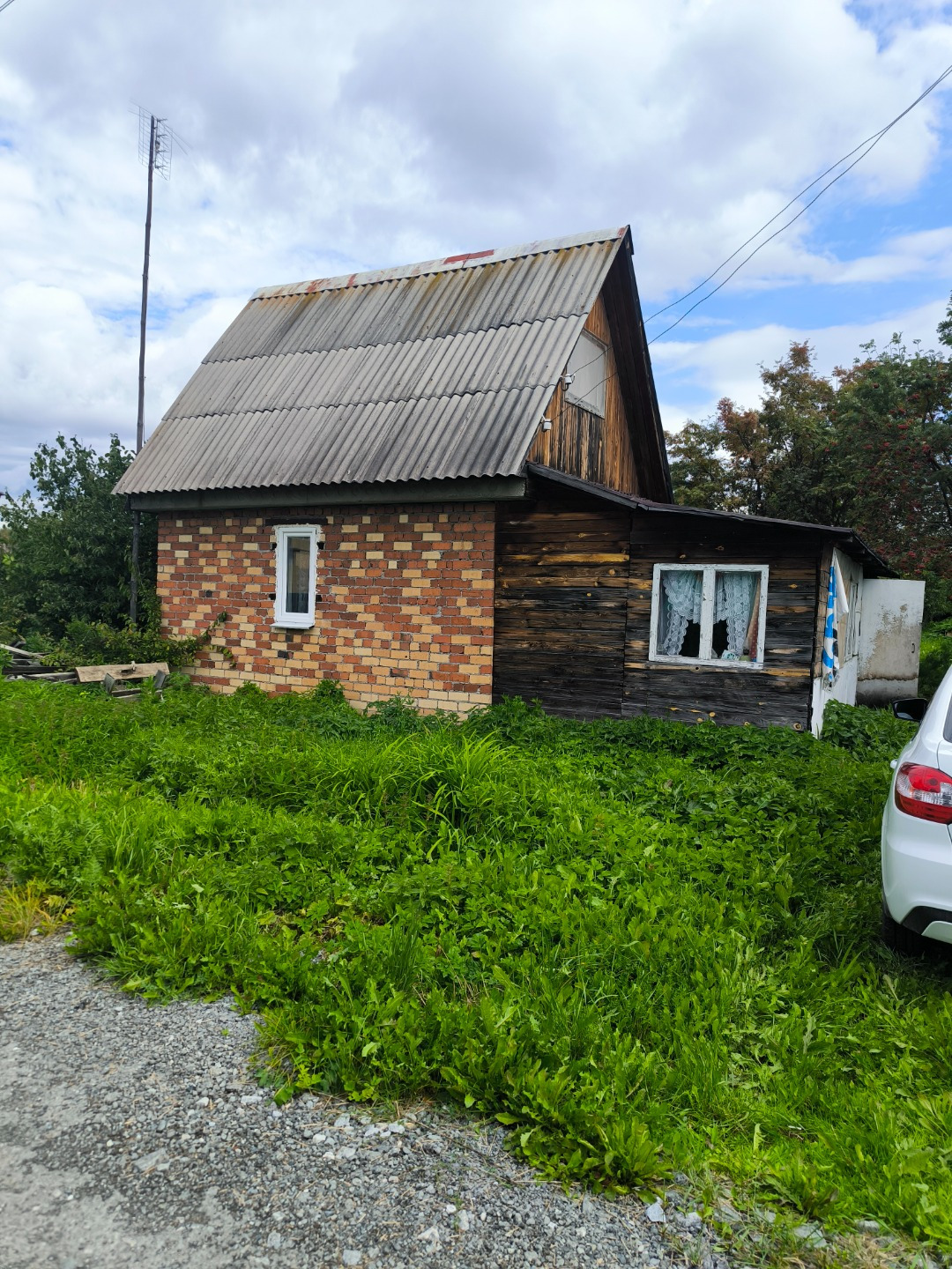 В продаже земельный участок правильной формы, в сухом месте, с кирпичным домом - электричество заведено, отапливается печью. 
На участке есть плодовые и хвойные деревья. Находится в экологически чистом районе, где можно насладиться тишиной и чистым воздухом. 
Рядом карьер с чистой водой, летом можно