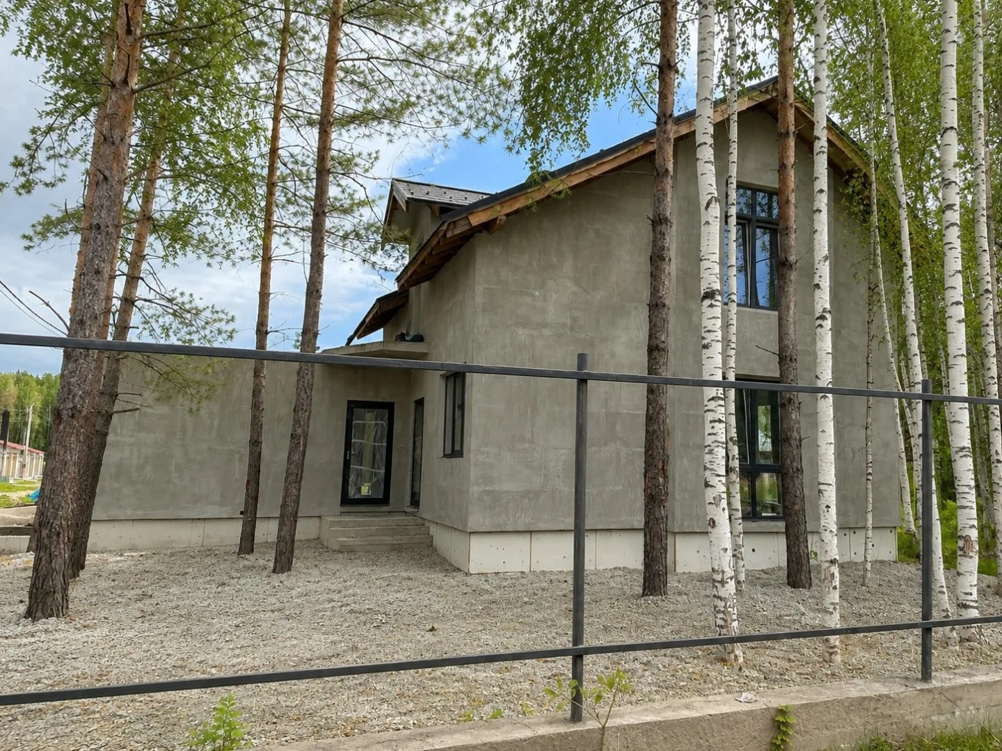 🌲 ДОМ СРЕДИ СОСЕН РЯДОМ С ИСЕТСКИМ ОЗЕРОМ — СЕМЕЙНАЯ ИПОТЕКА!

🏡 Продаётся двухэтажный коттедж площадью 130 м² в посёлке Мурзинка, КП «Коттеджи Мурзинки».

Дом расположен на красивом участке — при строительстве сохранены взрослые деревья, поэтому здесь уже есть та самая атмосфера настоящей загородно