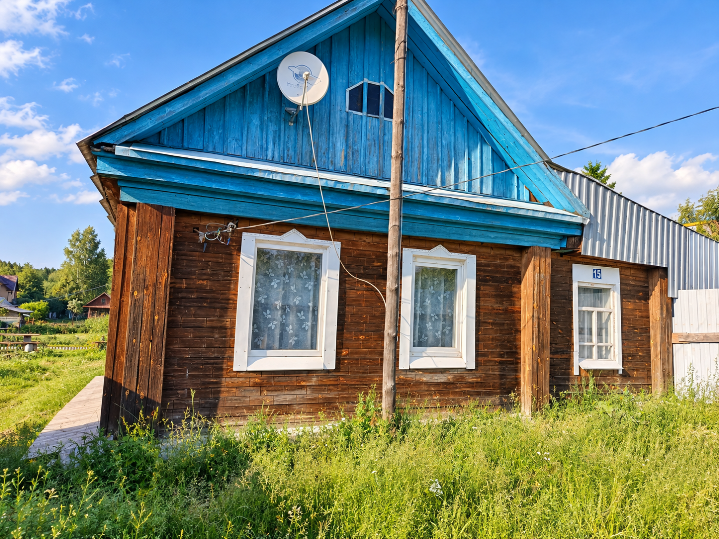 Жилой дом с большим земельным участком и двумя гаражами 
📍 Адрес: Свердловская область, г. Верхняя Пышма, посёлок Ольховка, ул. Ельничная, д. 15.

🏡 О доме
•	Площадь дома - 35,9 м².
•	Один этаж.
•	Отопление: электрический котёл и печь.
•	Водоснабжение: собственная скважина, вода заведена в дом.
•	Ка